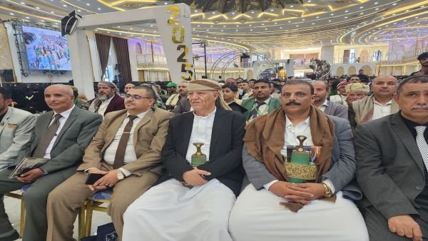 جامعة الجزيرة في إب تحتفي بتخرج دفعتي محاسبة وشريعة وقانون من كلية العلوم الإدارية والإنسانية