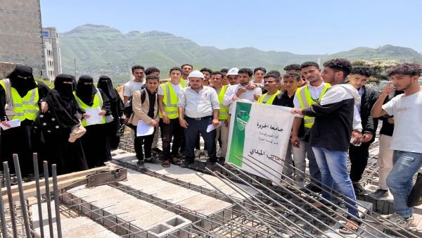 طلبة الهندسة المعمارية في زيارة ميدانية للمواقع الإنشائية.
