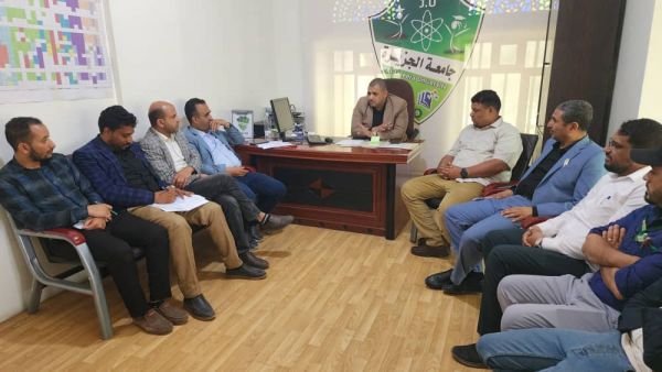 رئيس الجامعة يناقش آلية سير الاختبارات مع عمداء ومنتسبي كليتي العلوم والهندسة، والعلوم الإدارية والإنسانية.