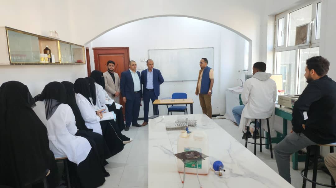 قيادة الجامعة تتفقد استئناف العملية التعليمية.