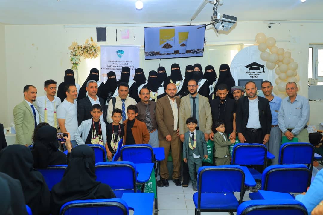 تواصل مناقشة أبحاث التخرج لنيل درجة البكالوريوس في قسم الصيدلة- كلية العلوم الطبية للمجموعة العاشرة