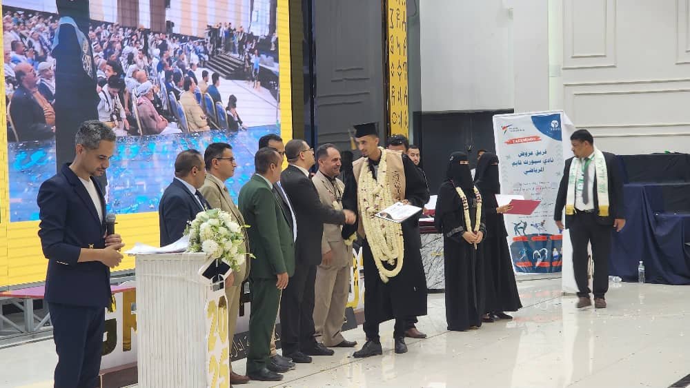 جامعة الجزيرة في إب تحتفي بتخرج دفعتي "إعمار غزة" هندسة معمارية و"نخبة إداريين" إدارة أعمال.