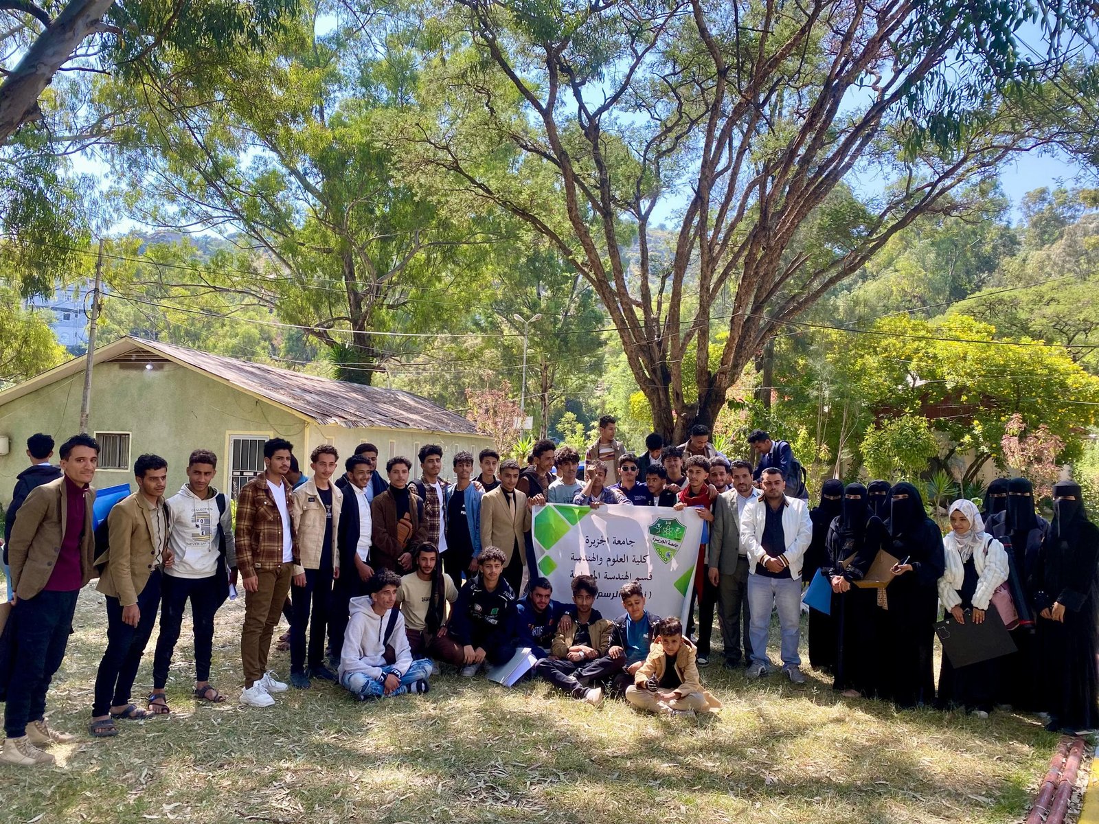 جامعة الجزيرة : طلبة الهندسة المعمارية ينفذون نزولًا ميدانيًا لتعزيز مهارات الرسم الحر